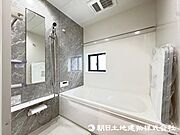 ＜浴室＞1坪タイプの広いユニットバスでお過ごしいただけます。