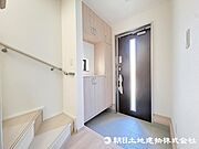 ＜玄関＞靴を整理整頓できるシューズボックス付きです。