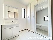 ＜洗面室＞キッチン背面から使え家事動線がスムーズです。
