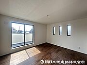 ＜主寝室＞南向きのバルコニーに面した明るい主寝室9帖です。