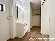 ＜洗面室＞ご家族皆様で使えるファミリークローゼットも魅力です。