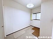 ＜洋室約4帖＞コンパクトながらも独立性のある洋室。書斎や趣味部屋、収納兼用のお部屋としても活用できます。（リフォーム前）