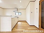 ＜キッチン＞奥様が気になる水回りも新規交換済みで清潔的です。