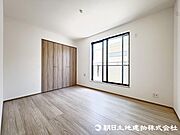＜洋室＞バルコニーに面した明るい洋室6帖です。