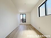 ＜寝室＞バルコニーに面した明るい寝室6.7帖です。