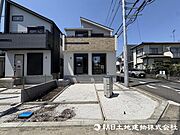 ＜外観＞東南・北東角地に面して陽当たり良好です。カースペース車並列2台駐車可能です。