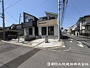＜外観＞吹き抜けのある明るい玄関でお客様をお出迎え致します。