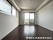 ＜洋室1＞南向きのバルコニーに面した明るい洋室7帖です。