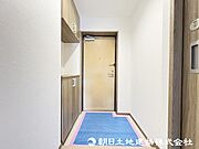 ＜玄関＞靴をすっきりと収納できるシューズボックス付きです。