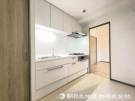 <キッチン>冷蔵庫や食器棚を置いても広い家事スペースがあります。