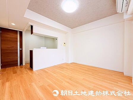 家族が自然と集まるリビングは、毎日の暮らしを心地よく彩る安らぎの空間です。家具の配置やインテリア次第で、お好みの雰囲気にコーディネートできます。