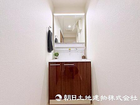 朝の準備から帰宅後の手洗いまで、家族みんなが使いやすい洗面所。快適な暮らしを支える実用的なスペースです。