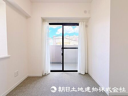 落ち着いた雰囲気の居室は、ゆっくりとくつろげるプライベート空間。寝室や書斎など、ライフスタイルに合わせて多彩に活用できます。