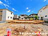 外観：＜現地＞公園が点在する緑豊かな住宅地内に立地しています。