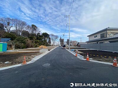 外観：周辺は戸建ての建ち並ぶ住宅地で、前面道路はお車の交通量も少ないため安全で安心な住環境です。