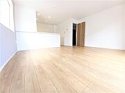 同施工　◆リビングの写真です◆　休日はリビングで、ゆっくりとテレビ鑑賞など…楽しみが増えますね。　オシャレでお掃除しやすいフローリングは、お子様が飲み物をこぼしても、サッと拭き取れます♪☆