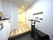 【玄関】玄関スペースの様子です。壁面にニッチを設置。ご家族の写真やお気に入りのものをディスプレイしてお楽しみいただけます。土間部分を広くとっているのでベビーカーやゴルフバックも置いていただけます。
