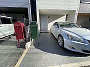 【アプローチ部分】玄関へのアプローチ部分の様子です。おしゃれなポストがエントランスへのアクセントになっています。ポス部分には不在時にも荷物が受け取れる宅配ボックス完備。駐輪スペースも確保されています