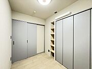【洋室】洋室は3部屋あります。全てのお部屋に収納完備。