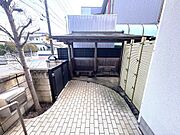 【玄関アプローチ部分】門扉から玄関に続くアプローチ部分の様子です。和モダンな外構が落ち着いた印象。