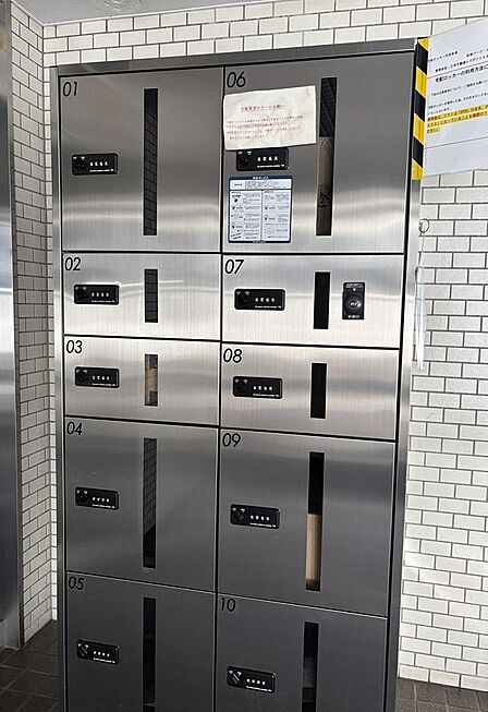 【宅配ボックス】宅配ボックス完備。不在時にも荷物の受け取りができるので便利です。