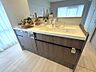 キッチン：【キッチン（シンク側）】対面式（二列仕様）システムキッチン。充実の設備仕様で家事がはかどります。