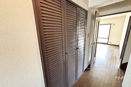 1F廊下収納。掃除用品等小物を収納することができます。