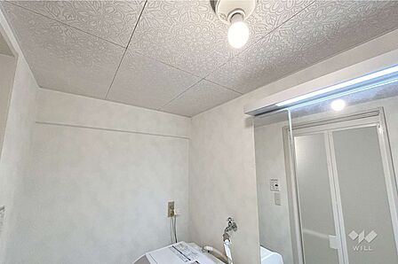 洗面室。天井にはアクセントクロスが貼られており可愛らしい雰囲気です。
