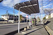 長坂町バス停。名古屋・栄へと続く名鉄バスが停まります。［2025年2月11日撮影］