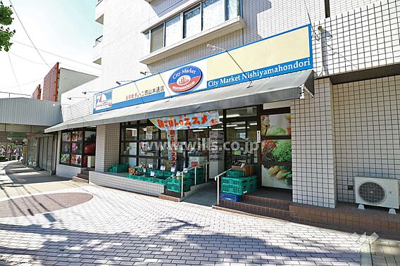 西山ストアの外...