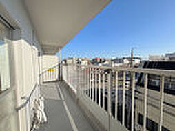 陽光と風を感じる心地よいバルコニー