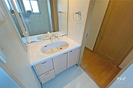 洗面室は窓付きで、明るいです。物入もあるため、整理整頓がしやすくなっていますね!