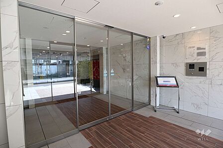エントランスはオートロック付きです。