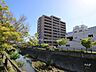 外観：フレストスクエア名東神里の遠景。敷地西側には植田川が流れています。