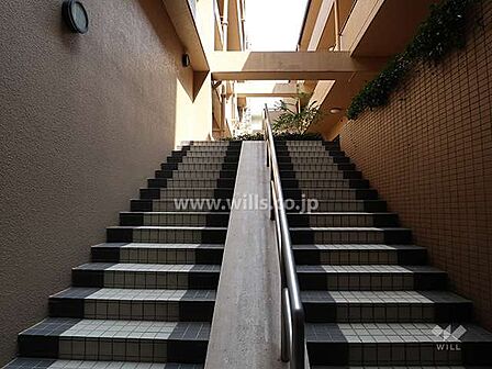 マンション内の階段と吹き抜け