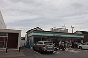 ファミリーマート松山古川北一丁目店　生活圏内に複数のコンビニがあることで、移動方向に合わせて立ち寄る先を選べます。通勤路や散歩コースに位置しており、飲み物や雑誌の購入などちょっとした買い物に便利です…
