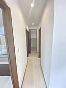 飽きのこないデザインの廊下で毎日を明るく彩ってくれます♪
