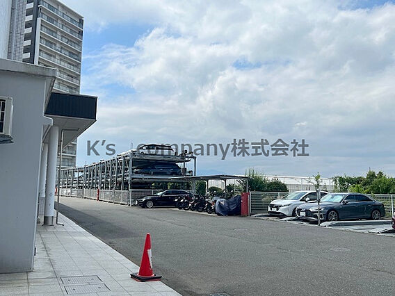 駐車場は機械式...