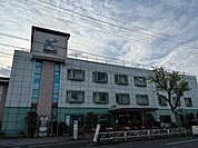 病院「栗田病院まで789m」