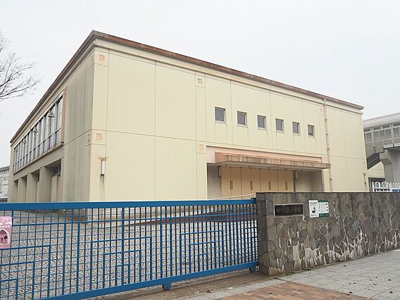 湊小学校まで約...