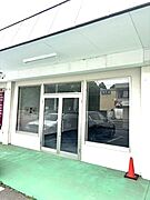 隣は飲食店です