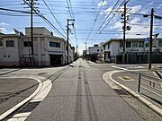 歩道が整備された見通しの良い十字路に面しています