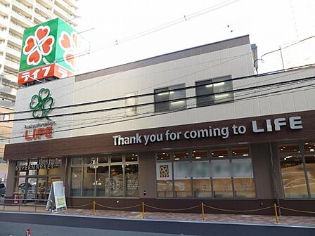 スーパーライフ中崎町駅前店　約240ｍ　徒歩3分