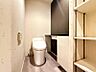 トイレ：収納付きでトイレットペーパーなどの在庫保管に便利です