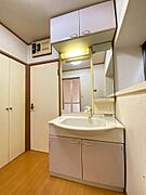 収納豊富な洗面化粧台。シャワー付きなので、朝シャンなども可能。