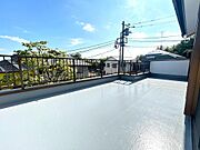 圧迫感のないバルコニー。毎日のお洗濯を開放的に。また、住宅街の季節感を演出する四季折々の変化も楽しめる心地よい場所となるでしょう。