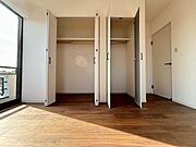 大きな窓からたっぷりと陽光が注がれる明るい空間。家族の成長に対応できる永住使用の間取り。一日の疲れを癒してくれる主寝室は時間を忘れてしまう、そんな空間です。