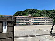 清水中学校生徒数は約300名、教員数は約23名です。（令和7年4月） 1000m