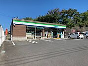 ファミリーマート 吉野小前店 750m