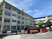 西伊敷小学校児童数は約395名、教員数は約24名です。（令和7年4月） 1000m